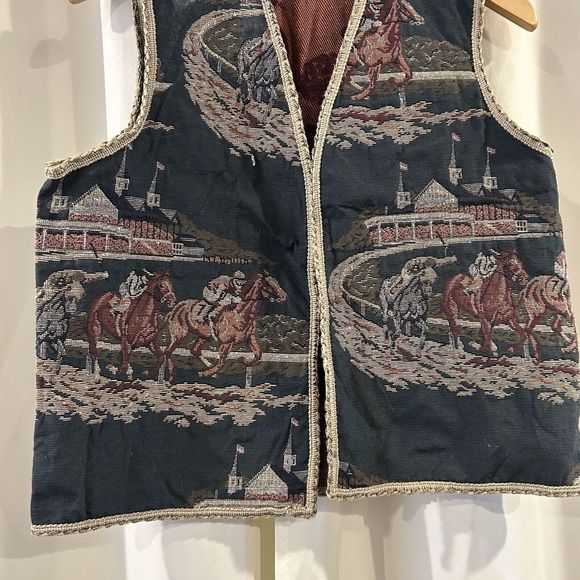 HORSE RACING SCENE ON‎ QUALITY MATERIAL  MADE INTO A VEST WOMENS - Picture 3 of 5